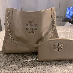 Tory Burch Large Classic Britten Leather Tote and matching wallet